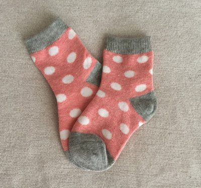 Παιδικές κάλτσες πουά με ροζ, γκρι και άσπρο